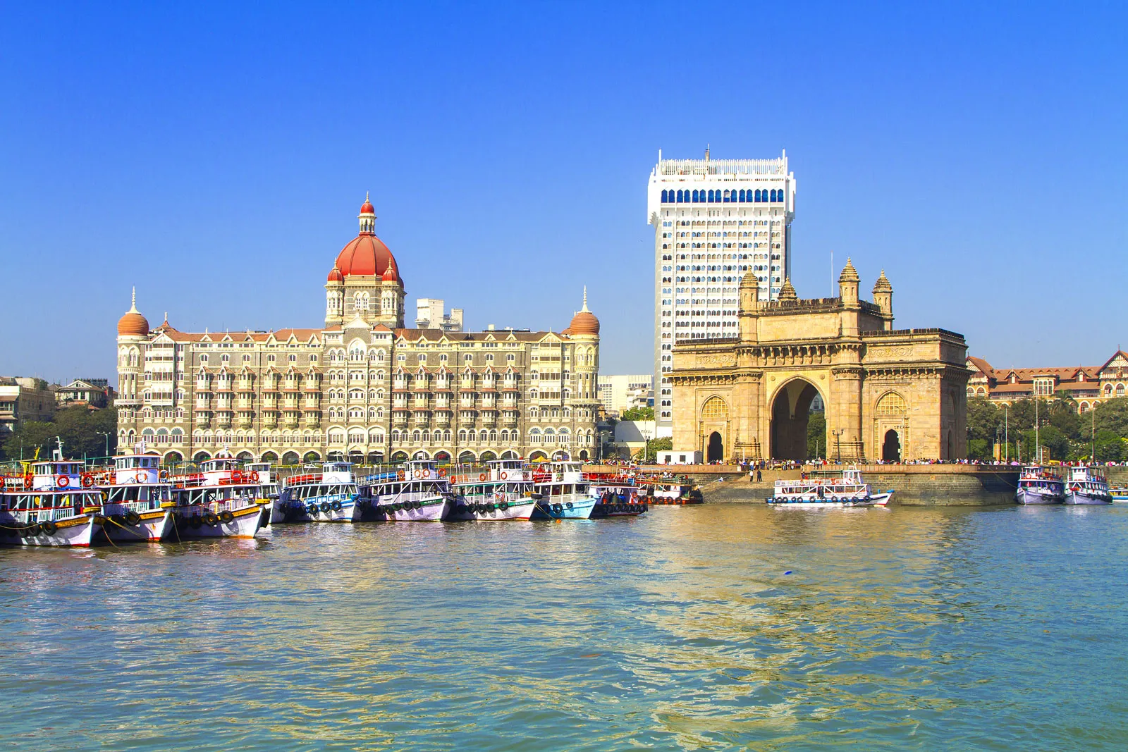 Gateway-monument-India-entrance-Mumbai-Harbour-coast.webp